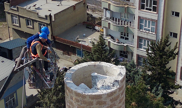 Depremde hasar gören minare kontrollü bir şekilde yıkıldı