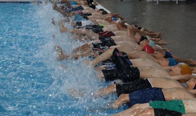 Haliliye Belediyesi ile çocuklar yüzme eğitimi alıyor