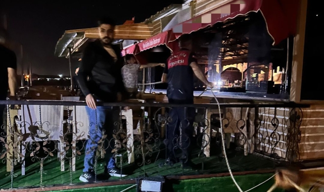 Şanlıurfa'da halatı kopan duba restoran nehirde sürüklendi
