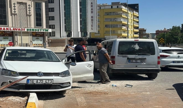 Şanlıurfa'da 2 otomobil çarpıştı: 2 yaralı