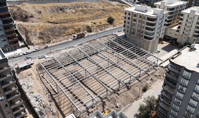 Akbayır'da modern semt pazarı yükseliyor