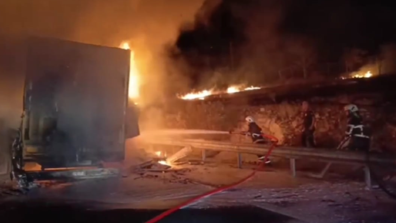Şanlıurfa'da televizyon dolu TIR alev alev yandı
