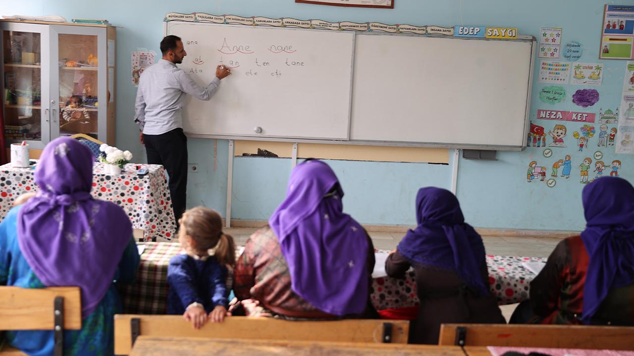 Şanlıurfa'da anneler çocuklarıyla aynı sıralarda okuma yazma öğreniyor
