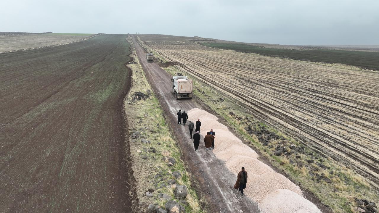 Büyükşehir, Siverek kırsalında yol çalışmalarını sürdürüyor