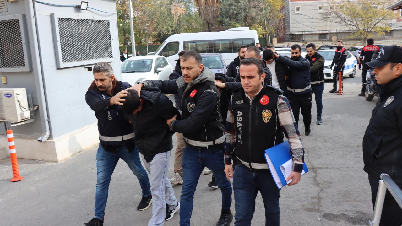 Şanlıurfa'da 2 kişinin yaralandığı silahlı saldırılarla ilgili 2 zanlı tutuklandı