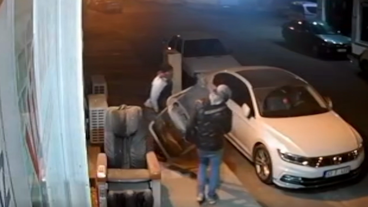 Şanlıurfa'da kaldırımdaki koşu bandının çalınması kamerada