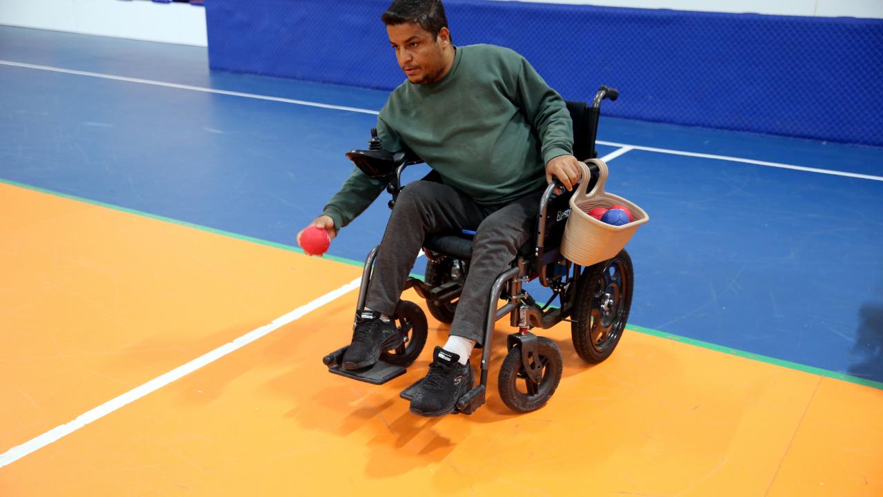 Şanlıurfalı kas erimesi hastası, boccia sayesinde hayata tutundu