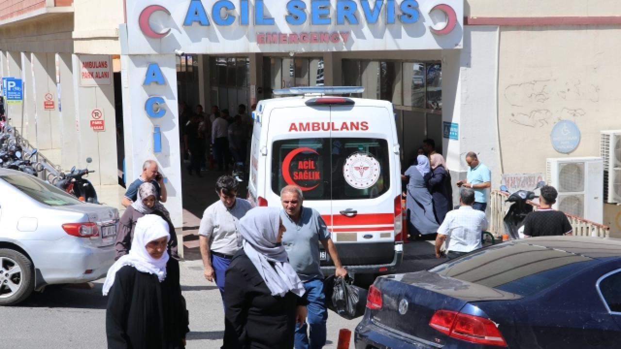 Akçakale'de otomobil refüje çarptı: 4 yaralı