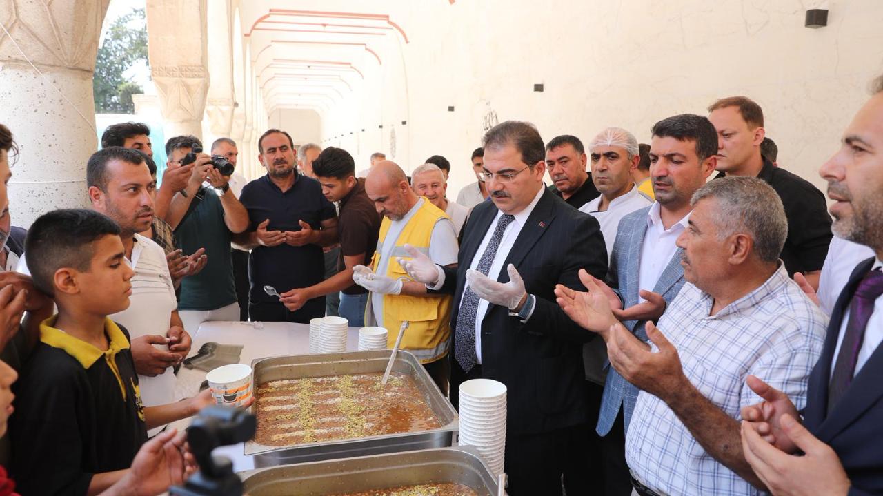 Başkan Canpolat, vatandaşlarla aşure bereketini paylaştı