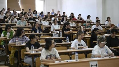 Binlerce aday Şanlıurfa’da YKS için sınav salonlarına koştu