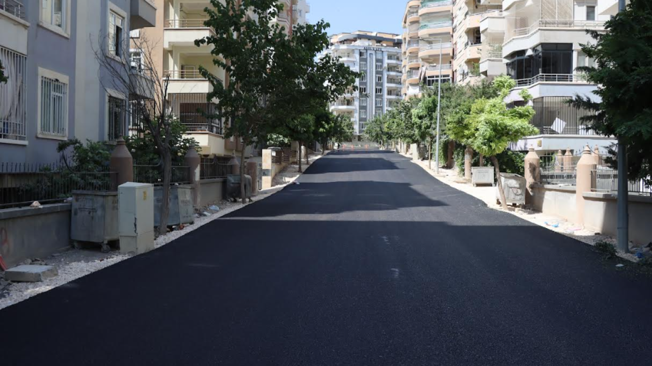Büyükşehir, Akpıyar Mahallesi’nde yolları sıcak asfaltla yeniliyor