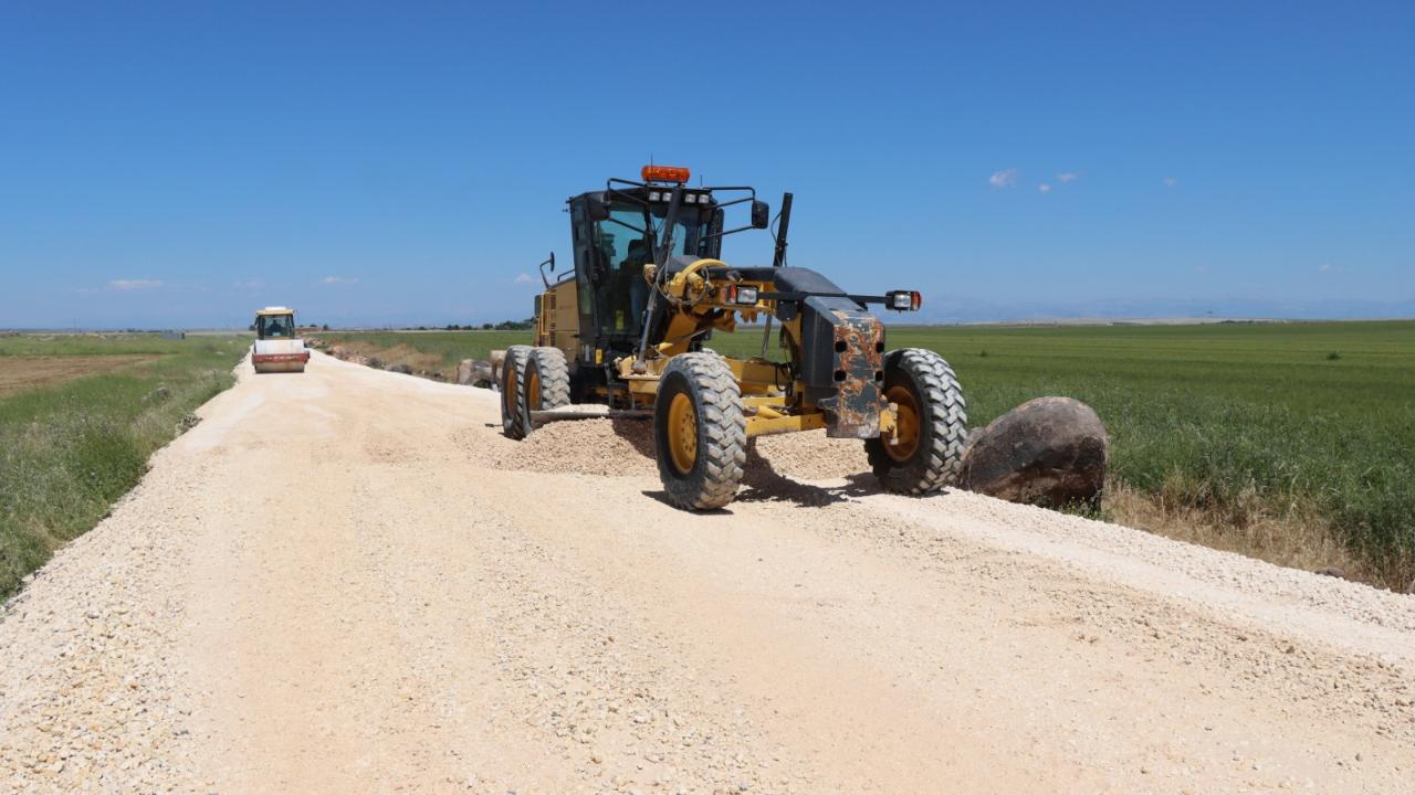 Büyükşehir Hilvan kırsalında yolları yeniliyor