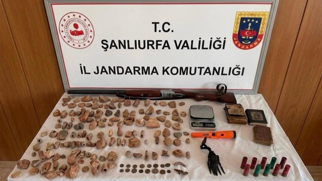 Halfeti’de tarihi eser operasyonu: 140 obje ve 16 sikke ele geçirildi