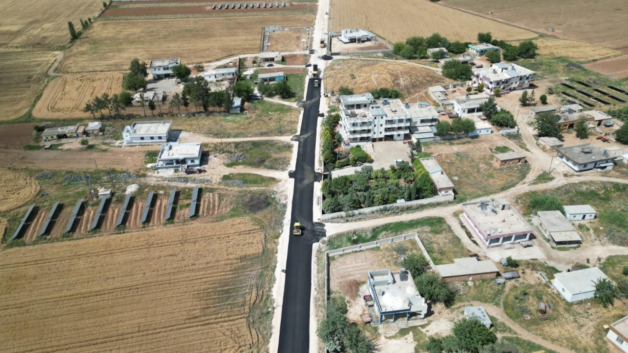 Harran-Akçakale grup yolunda sıcak asfalt serimi başladı