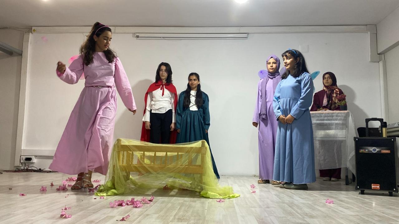İngilizceyi sahneye taşıyan gösteri Siverek’te geleneğe dönüştü