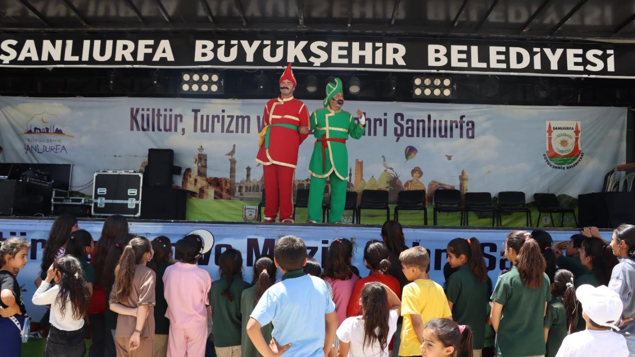 Sanat ve gastronomi tırı çocuklar için köye gitti