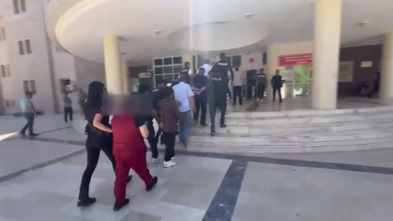 Şanlıurfa'da iş vaadiyle 85 kişiyi dolandıran 5 şüpheli tutuklandı