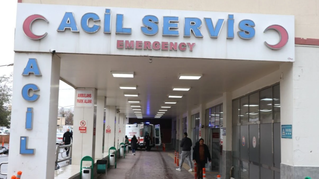 Şanlıurfa’da otomobil aydınlatma direğine çarptı: 1 yaralı