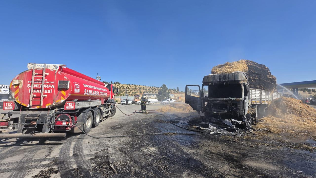 Şanlıurfa’da saman yüklü tır alevlere teslim oldu
