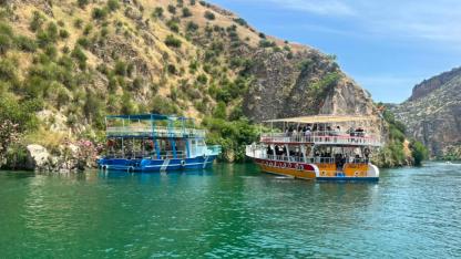Şanlıurfa'da sürüklenen teknedeki yolcular tahliye edildi