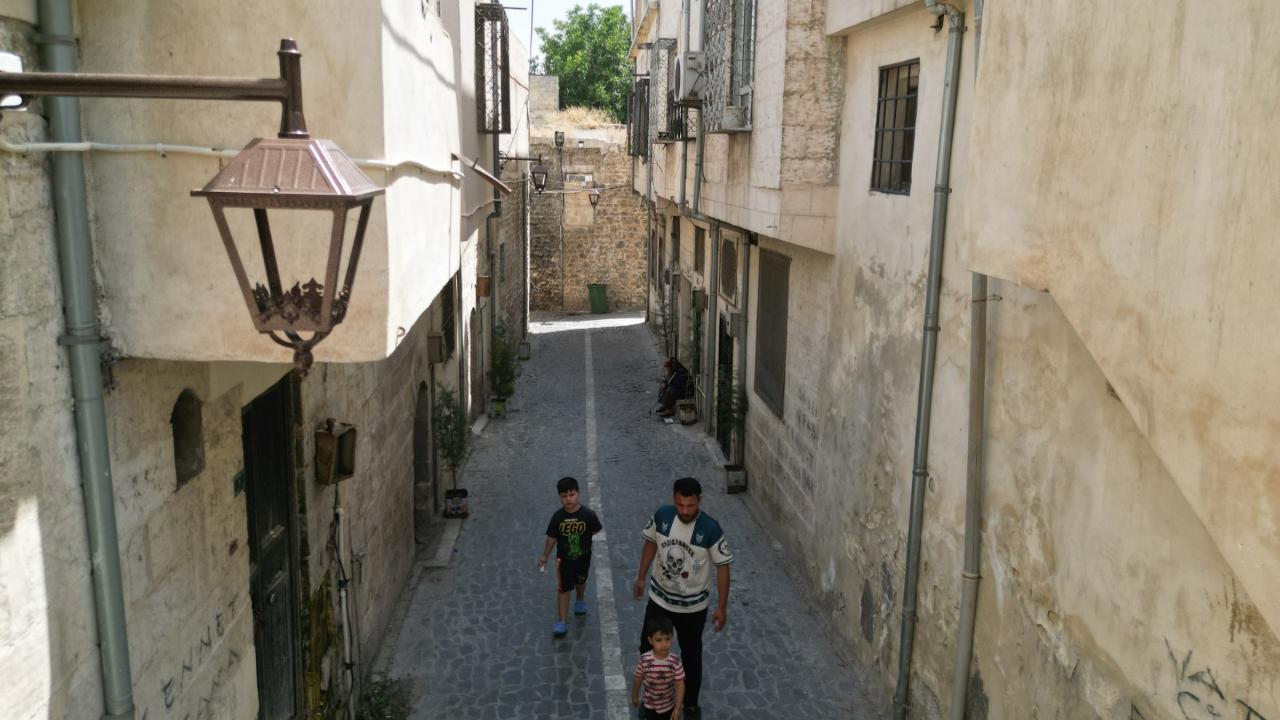 Şanlıurfa'da tarihi sokaklar aydınlanıyor