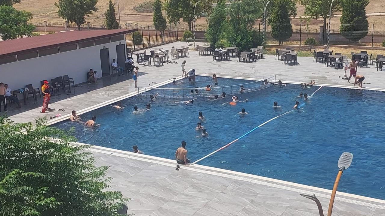 Viranşehir’de yüzme havuzları hizmete açıldı