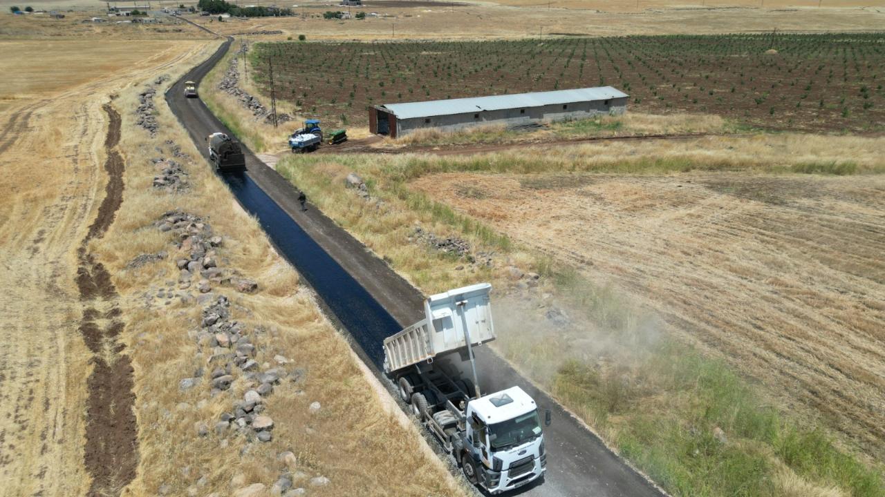 Büyükşehir'den Siverek kırsalında 13 kilometrelik asfalt atağı