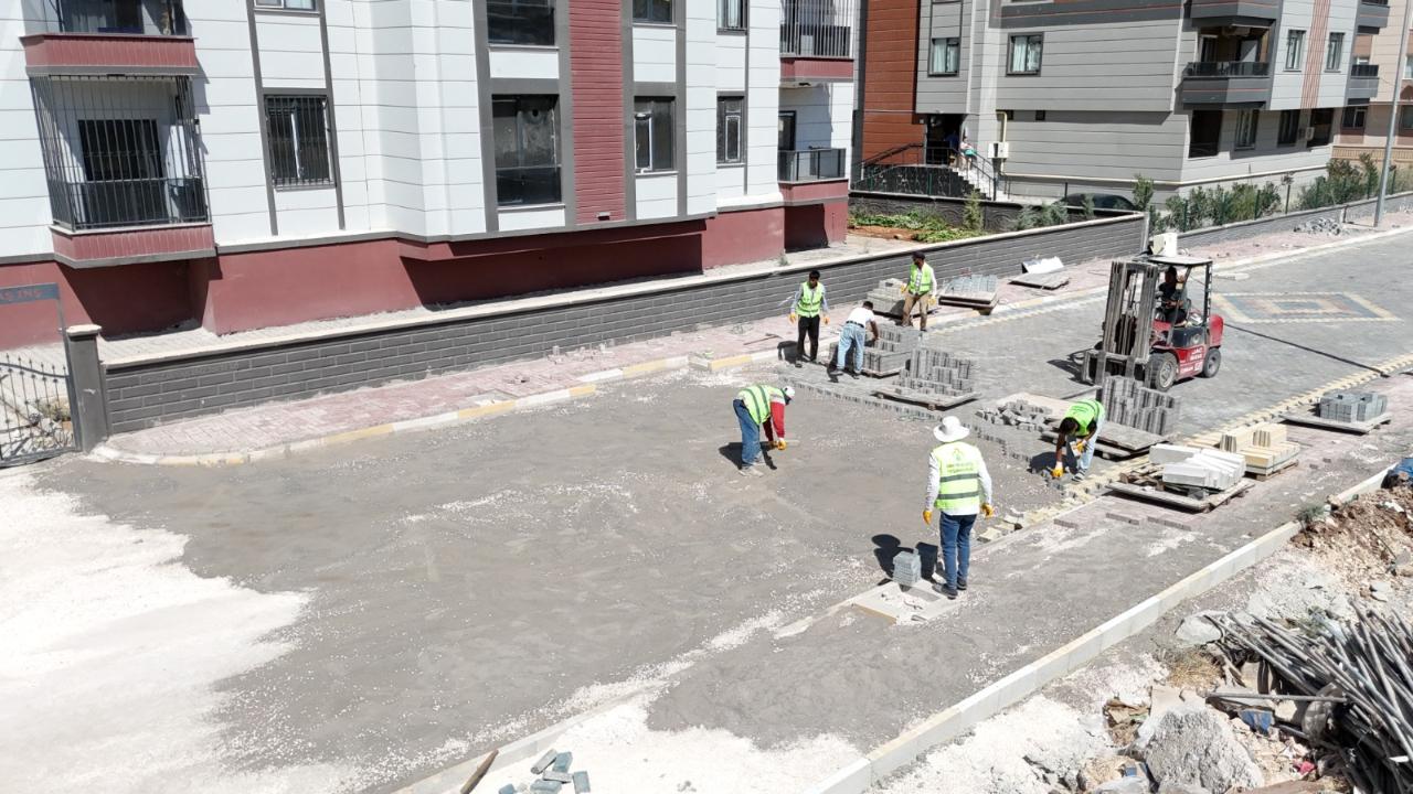 Karaköprü'de yol ve kaldırım atağı sürüyor
