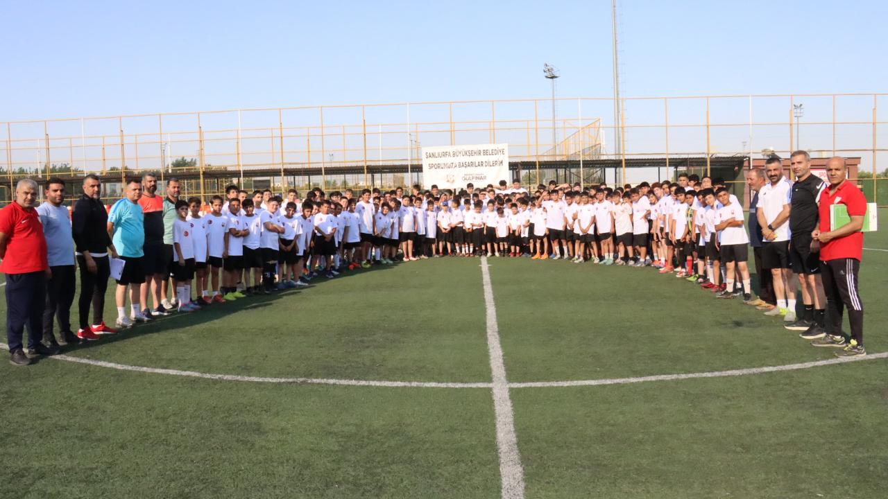 Şanlıurfa Büyükşehir Belediyesi binlerce çocuğu futbolla buluşturuyor