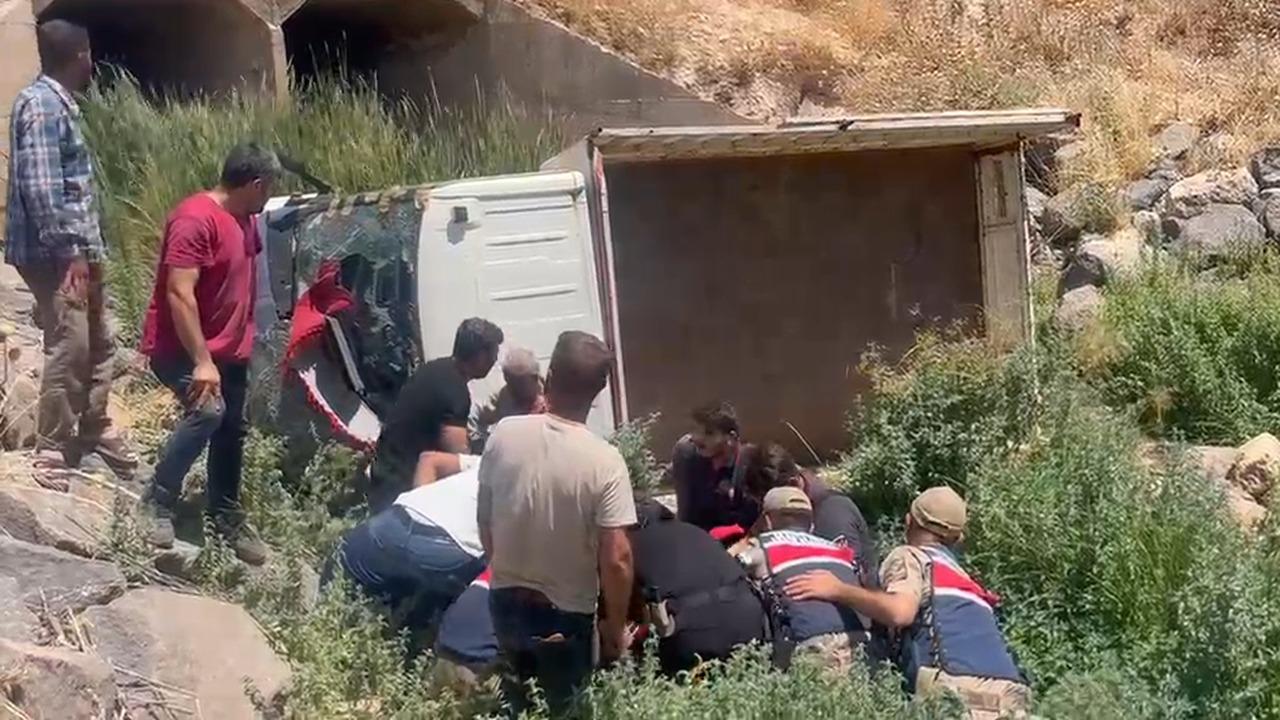 Şanlıurfa’da kamyonet dereye düştü: Yaralılar var