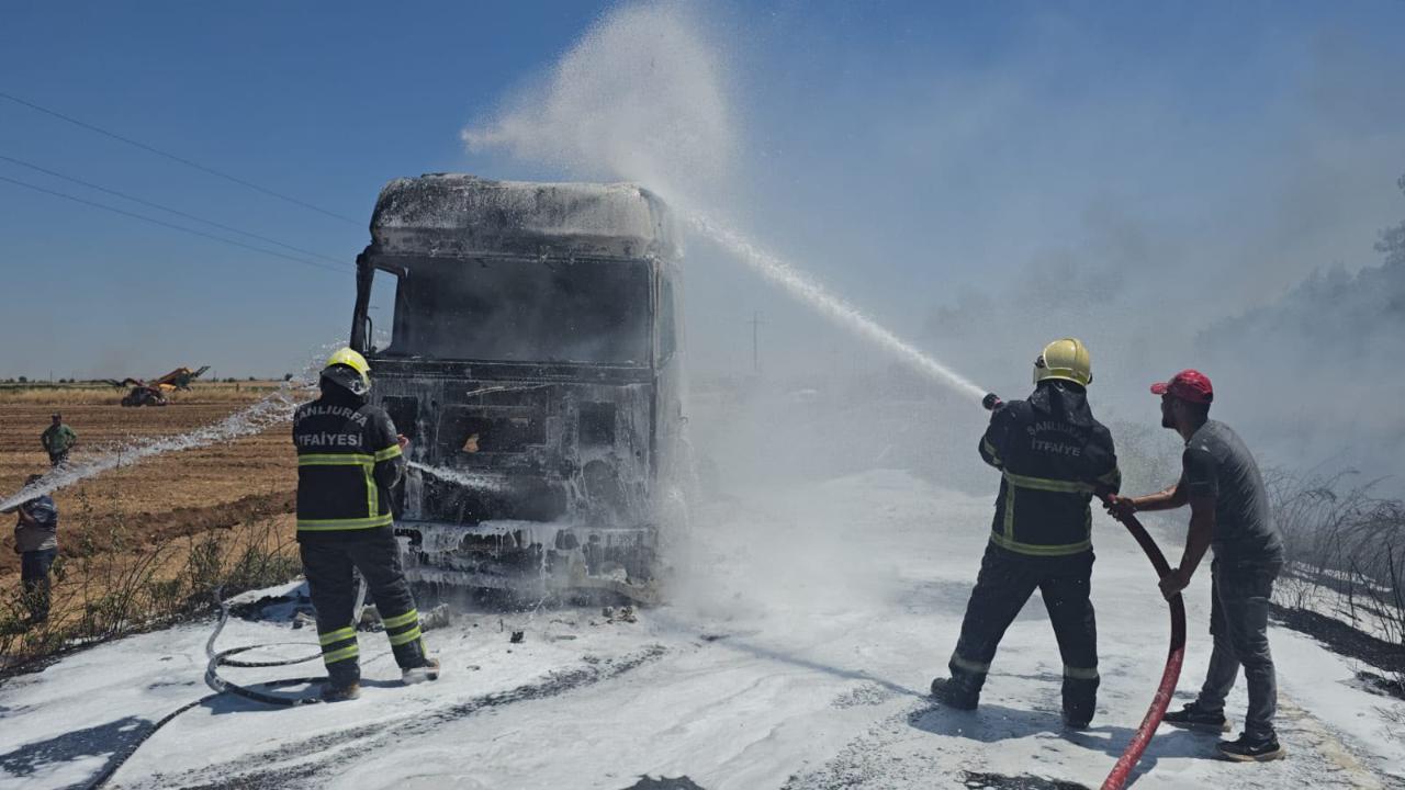 Şanlıurfa'da saman yüklü tır alevlere teslim oldu