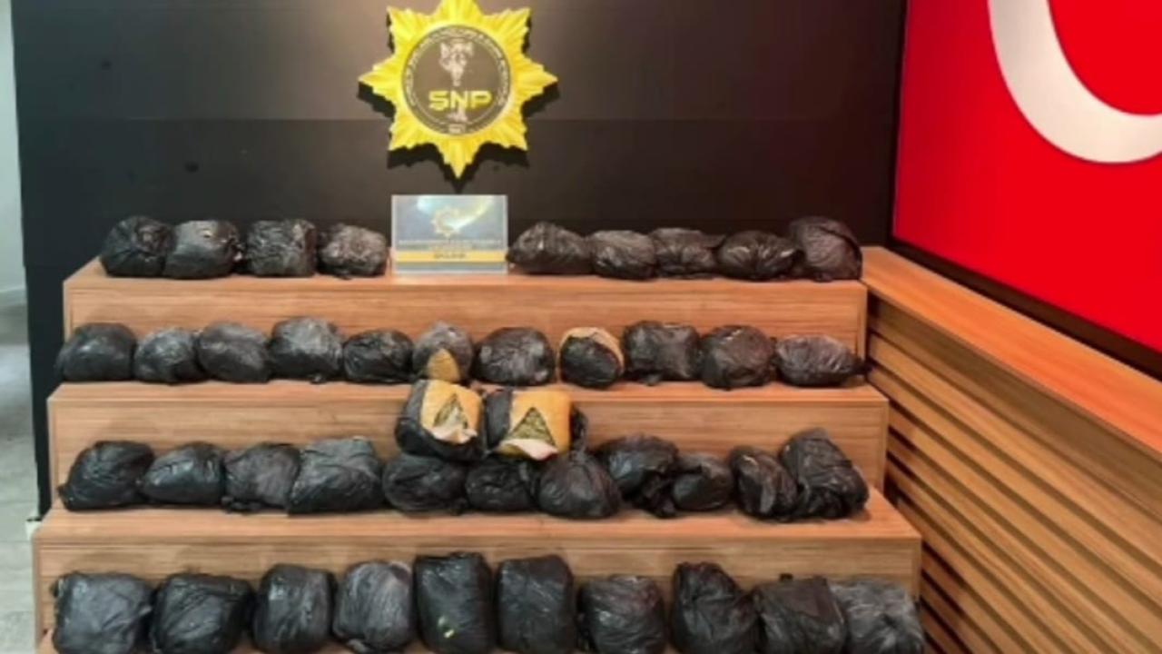 Şanlıurfa'da traktör kasasına gizlenmiş 25 kilo skunk ele geçirildi