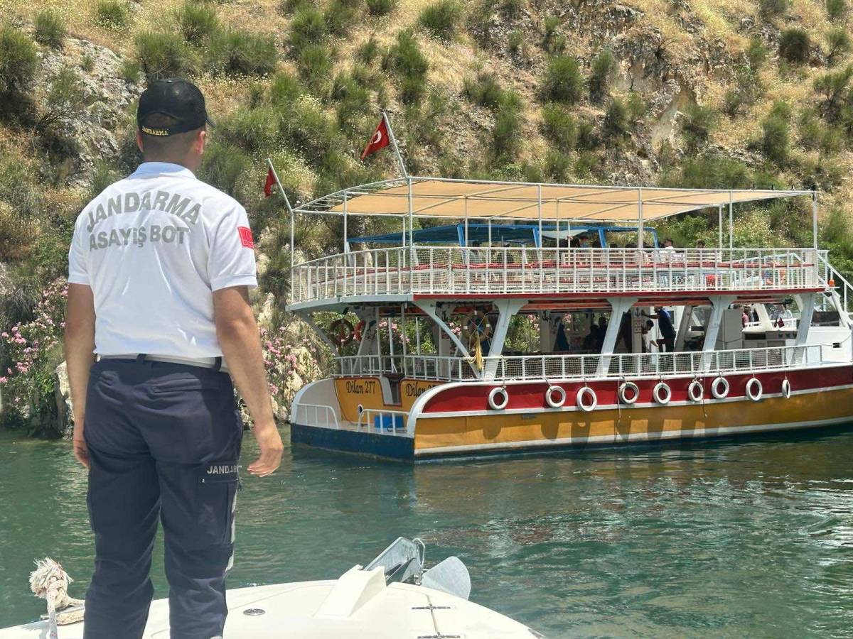 Şanlıurfa'da sürüklenen teknedeki turistler kurtarıldı