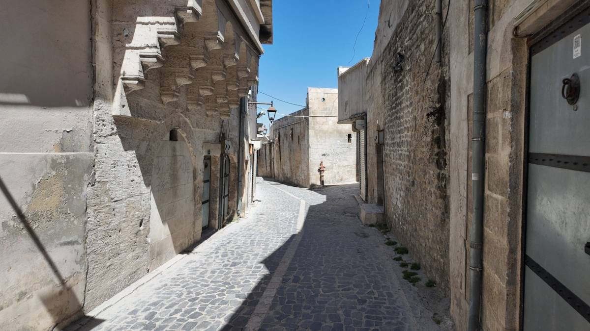 Şanlıurfa'da tarihi sokaklar aydınlanıyor